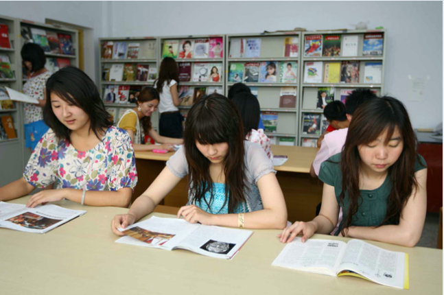 美国:高校学生更喜欢纸质图书 美国:高校学生更喜欢纸质图书