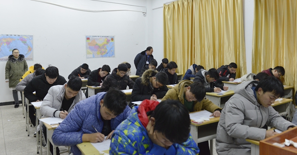 院领导深入期末考试现场进行巡考 院领导深入期末考试现场进行巡考