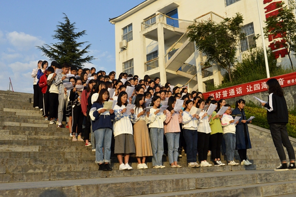 青年学子“晨读经典”,献礼祖国70华诞 青年学子“晨读经典”,献礼祖国70华诞