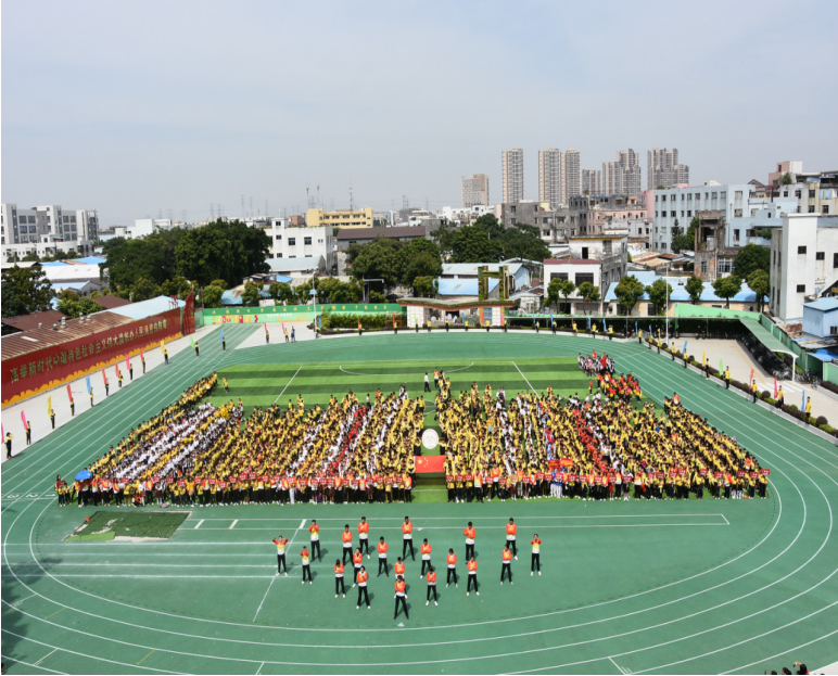 学校占地面积5万多平方米,建筑面积1万多平方米,新建运动场近1万平方