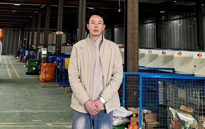 1793244203706507.png 周拂晓在物流仓储中心统筹规划快速分拣业务.png